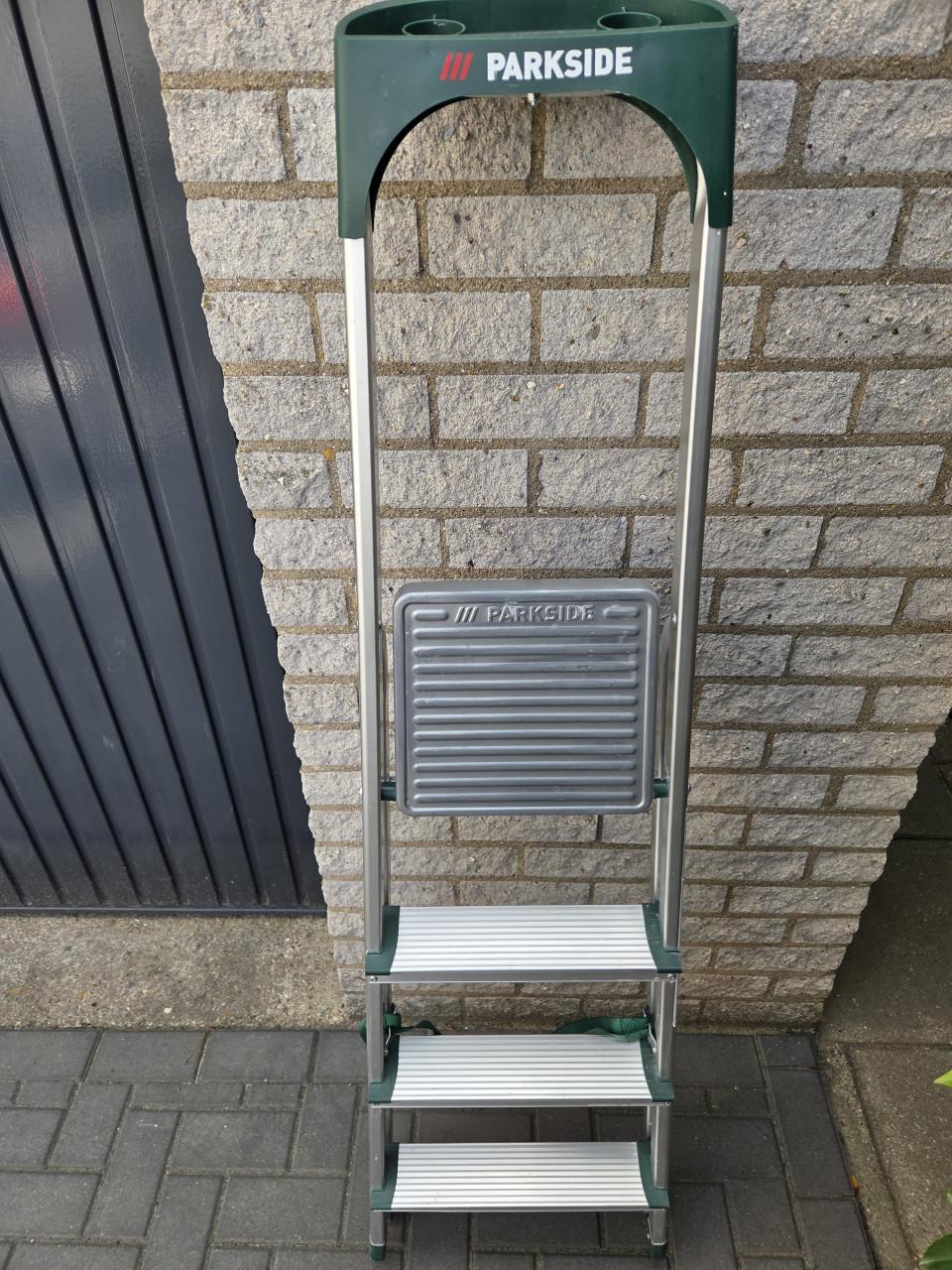 Huishoudtrap 4 treden in zeer nette staat