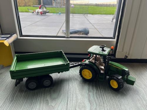 Bruder John Deere 5115 M met kar