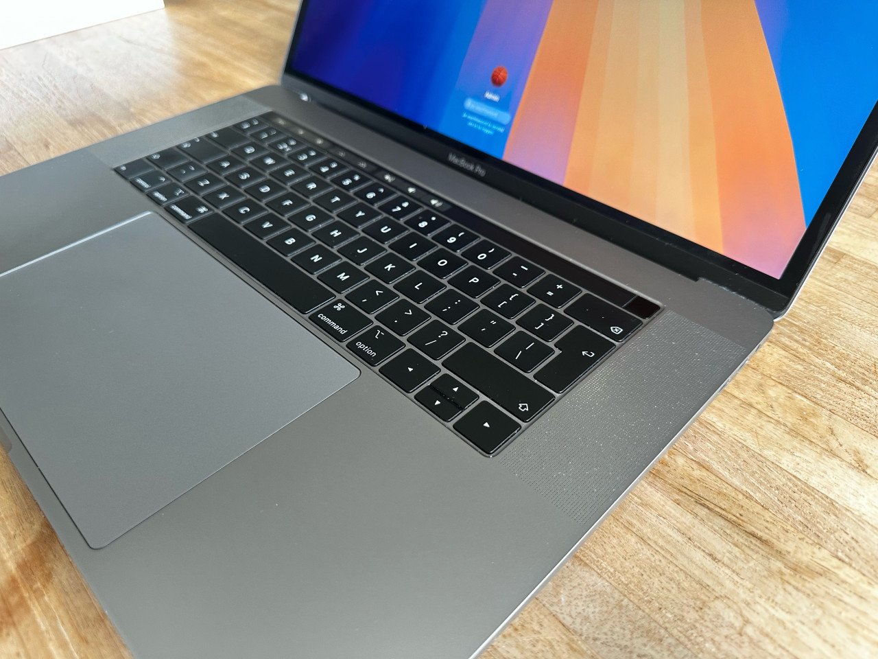 Apple MacBook Pro - 2.2ghz 6-core i7 - 16gb