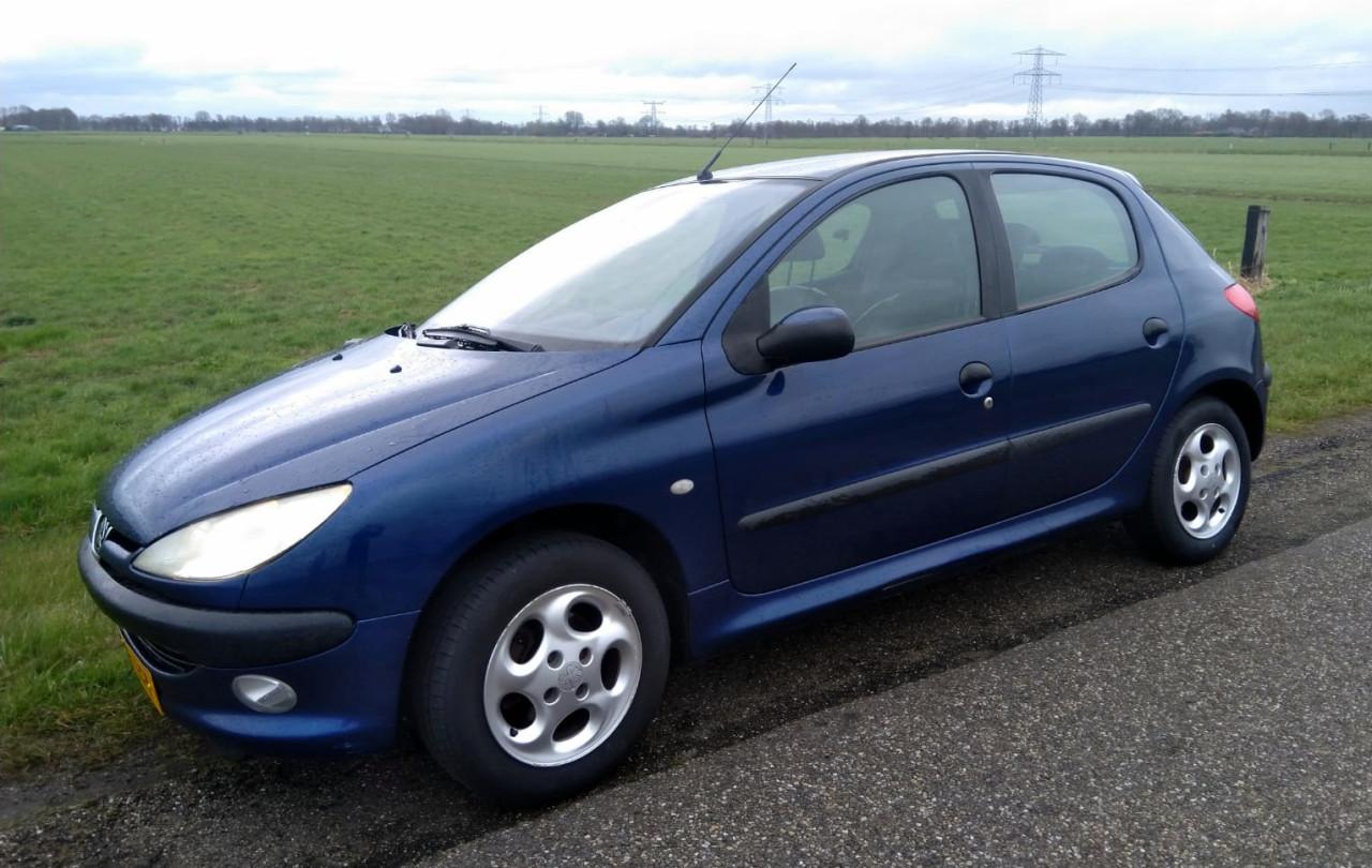 Vandaag 350,00 - Peugeot 206 vijfdeurs 1.4 Benzine