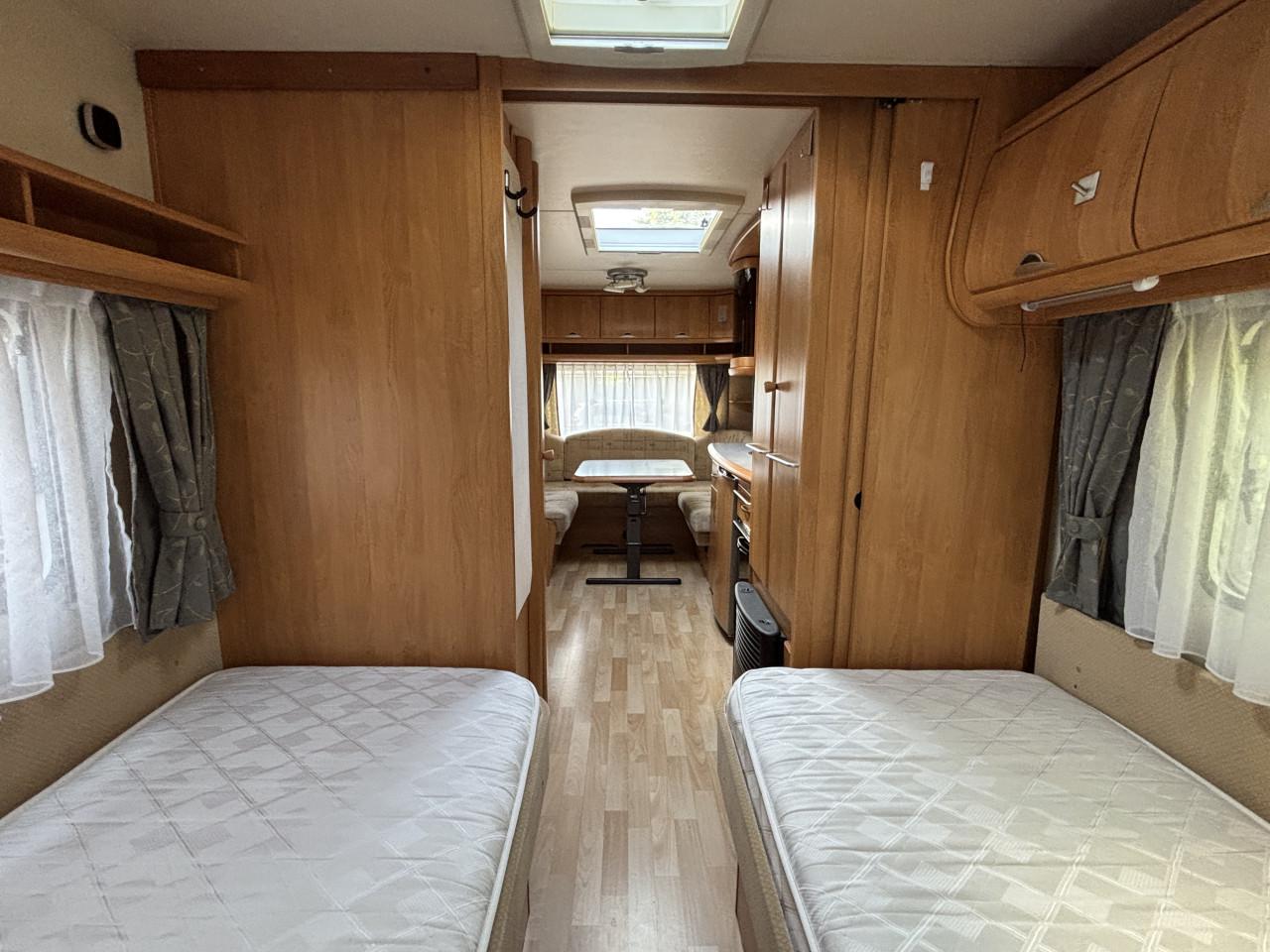 Hobby Excellent Easy met luifel, mover en elektrische uitdraaisteunen.