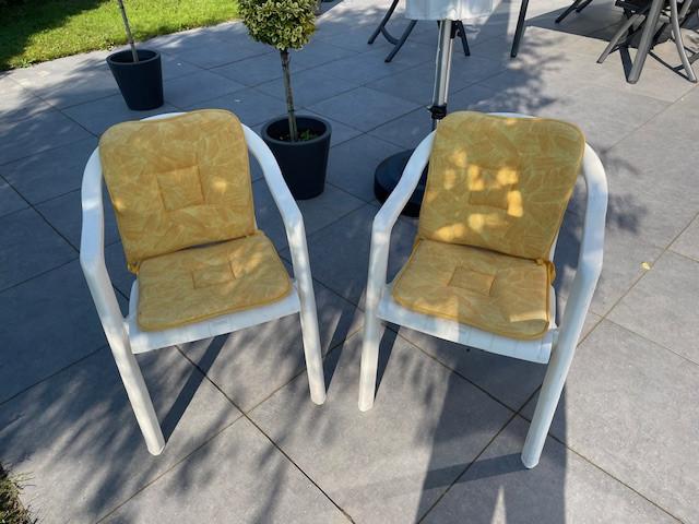 4 kunststof tuinstoelen, solide, stapelbaar, wit