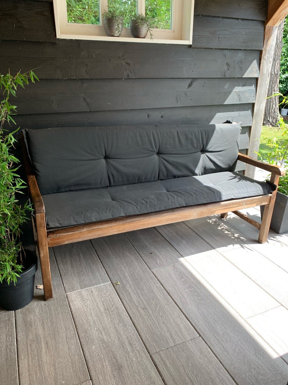 Teak bank  plus kussens.