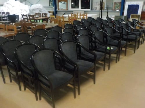 12 zwarte arm leuning stoelen in goede staat  voor 50 euro opruimprijs