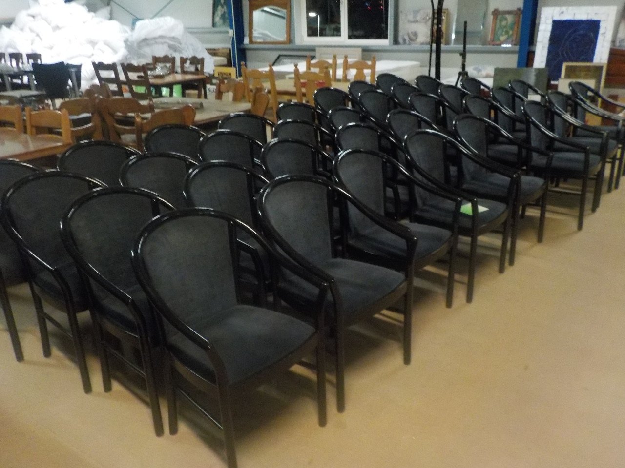 12 zwarte arm leuning stoelen in goede staat  voor 50 euro opruimprijs