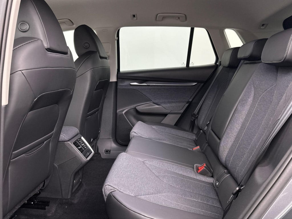 Skoda Elroq business edition tour elektromotor 210 kw / 286 pk