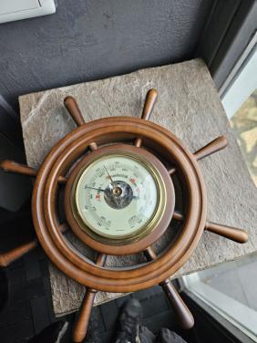 Prachtig houten stuurwiel barometer in nette werkende staat