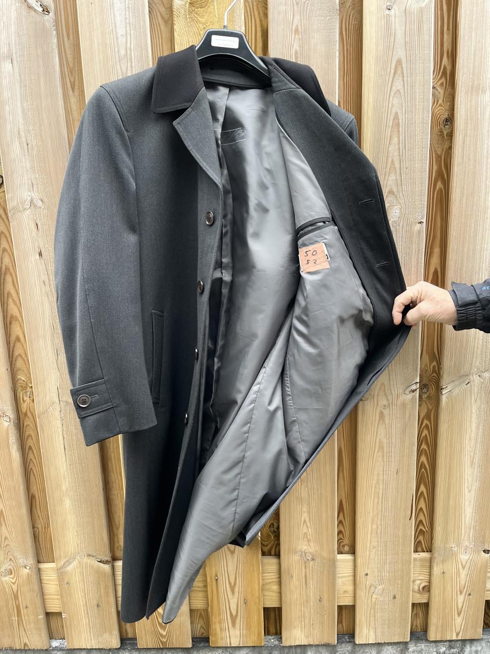 Grijze heren jas met zwarte kraag.