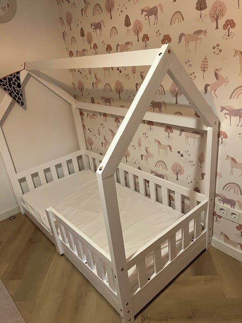 Kinderledikantje huisje 1 jaar gebruikt z.g.a.n.