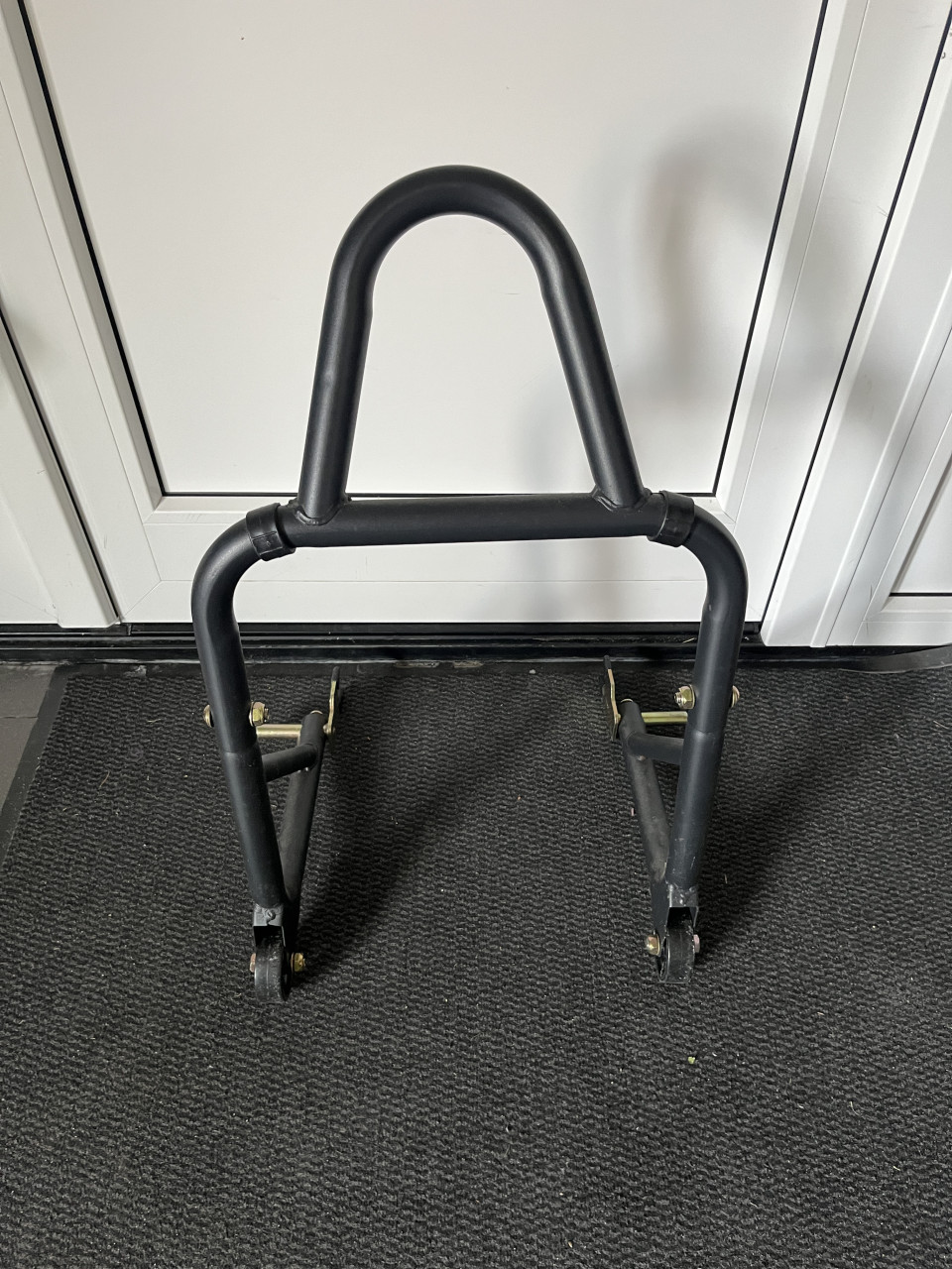 Paddockstand voor een enkelzijdige ophanging