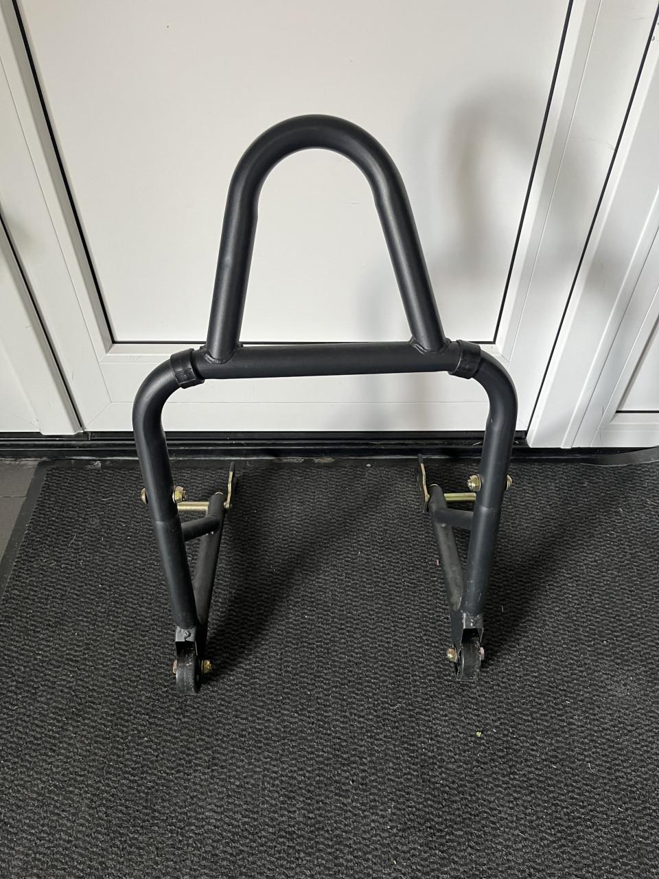 Paddockstand voor een enkelzijdige ophanging