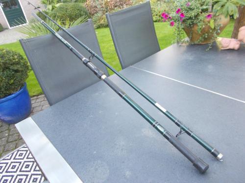 Fraaie tweedelige boothengel, lengte 300 cm , werpgewicht tot 200 gram