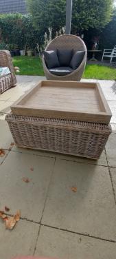 Rotan hokker  met dienblad