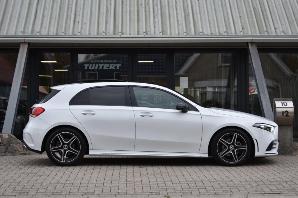 Mercedes-Benz A-Klasse 180 amg night | sfeerverlichting | panoramadak | app