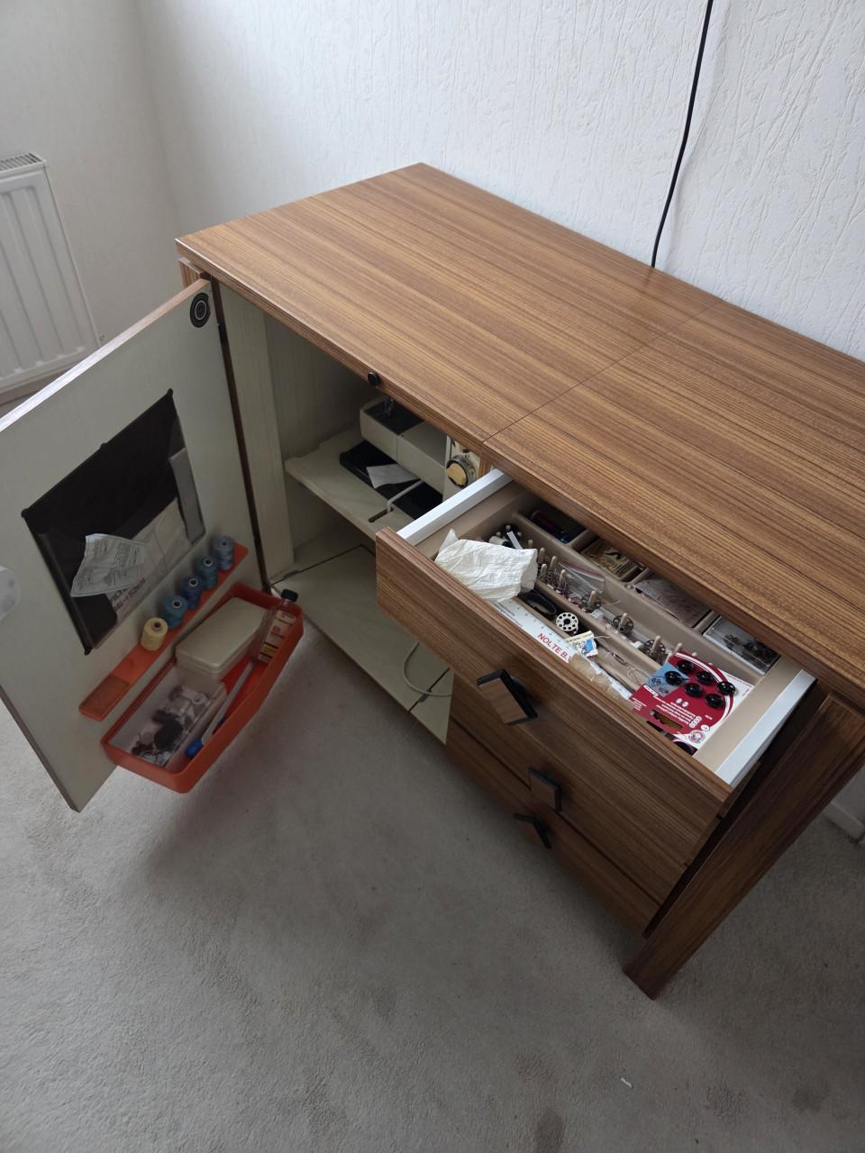 Naaimachine en volledige kast inclusief naaigerei