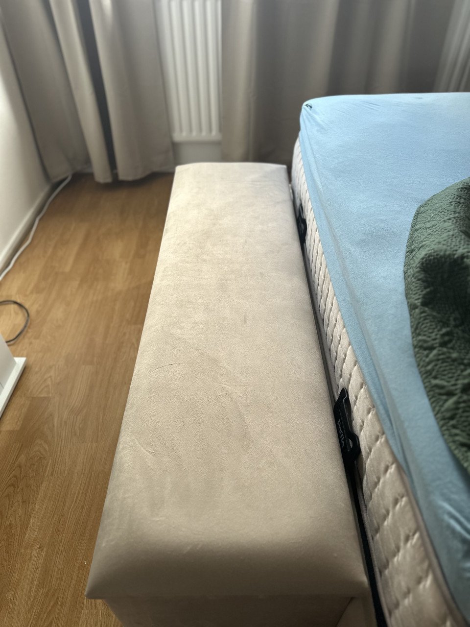 Boxspring Tweepersoons bed  maar 2 jaar oud + nachtkastjes + voetbank
