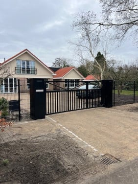 VEFRAAI UW WONING MET EEN SIER-HEKWERK OF INRIJPOORT.