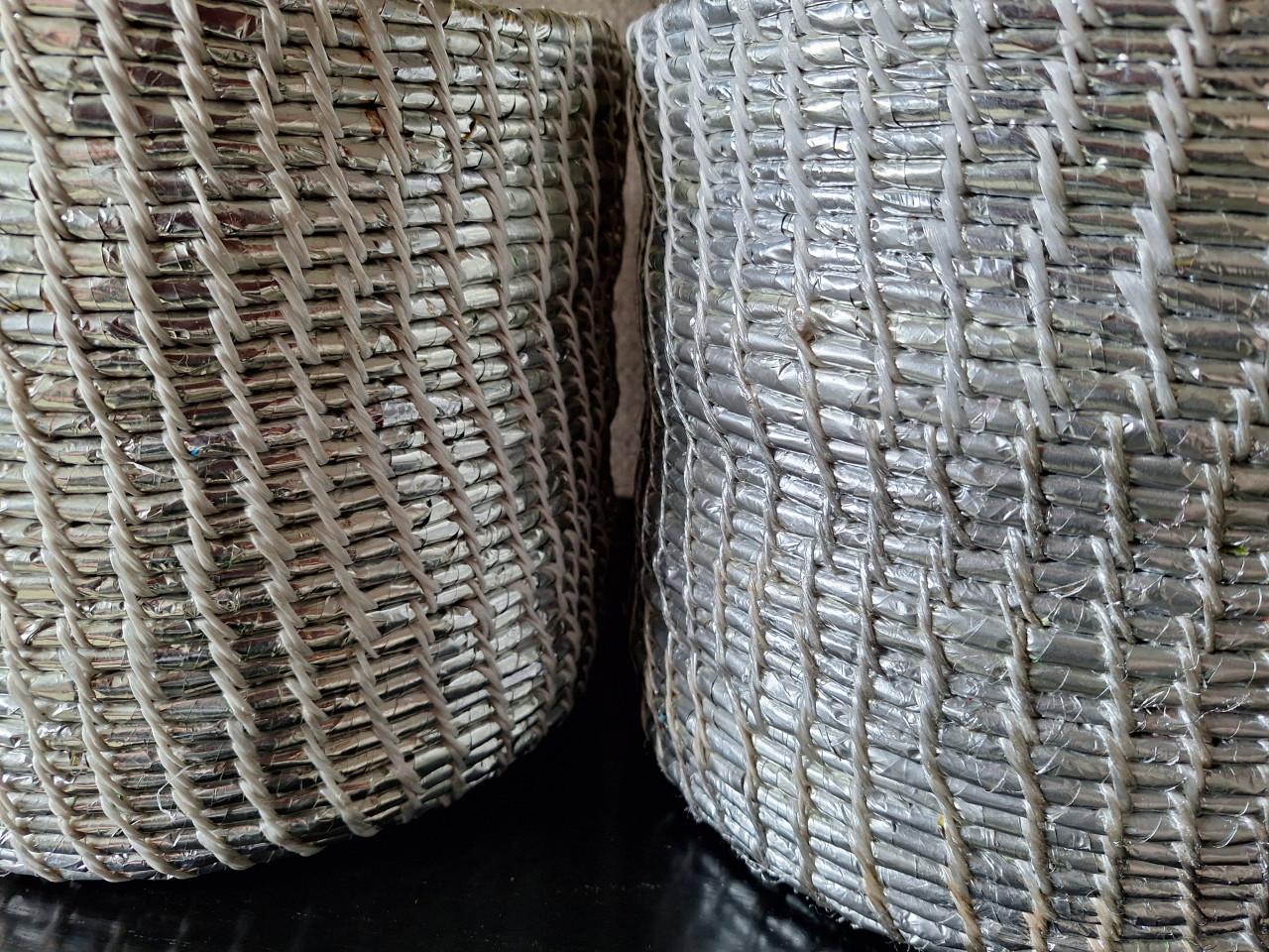 2 Bloempotten.  22x 20 cm. Zilverkleurig