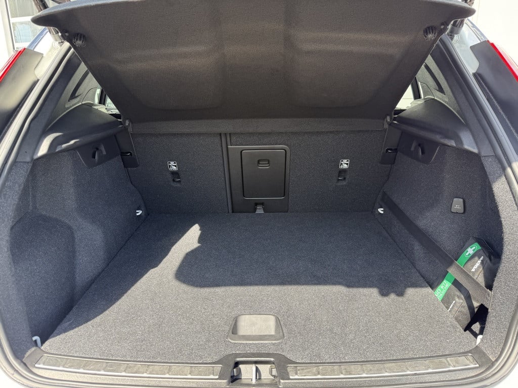 Volvo XC40 t5 262pk recharge r-design | panodak| adap.cruise| 360camera| el