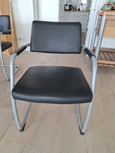 Eethoek -eivormige vergadertafel met 6 stoelen met armleuning (zie foto’s)