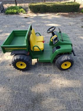 Kinder gator John Deere.