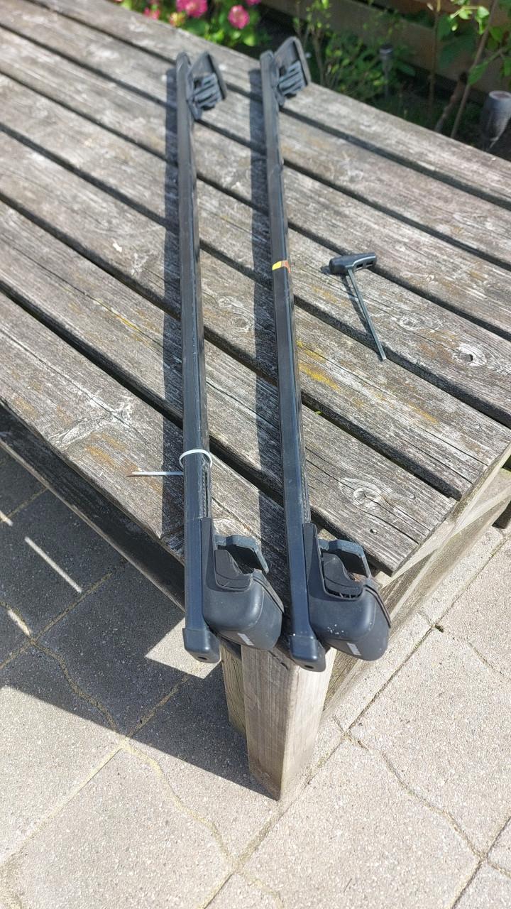 Fietsendrager op het dak met dakdragers