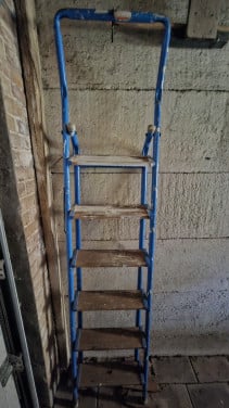 TE KOOP Metalen trap