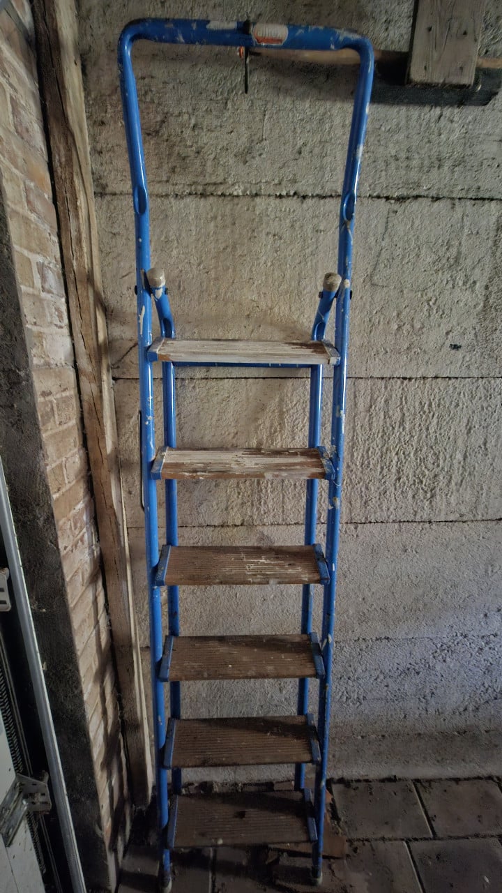 TE KOOP Metalen trap