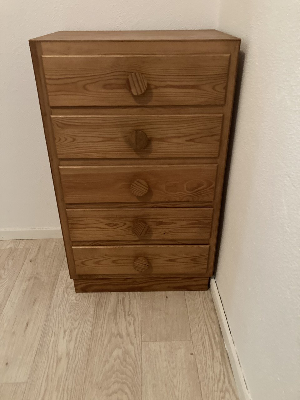 Stoelen en kastjes