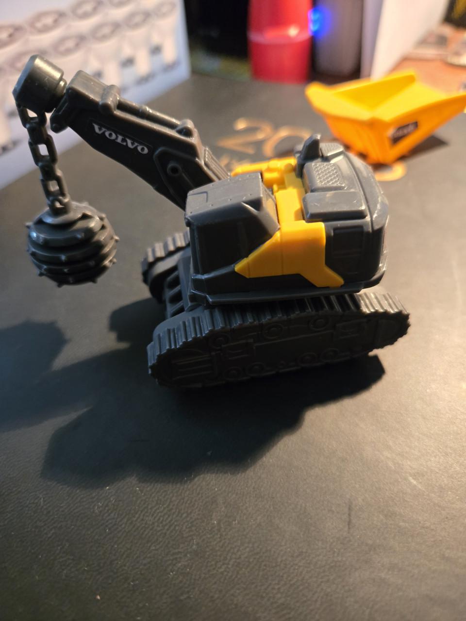 5 speelgoedvoertuigen van de Dickie Toys Volvo Micro Workers set.