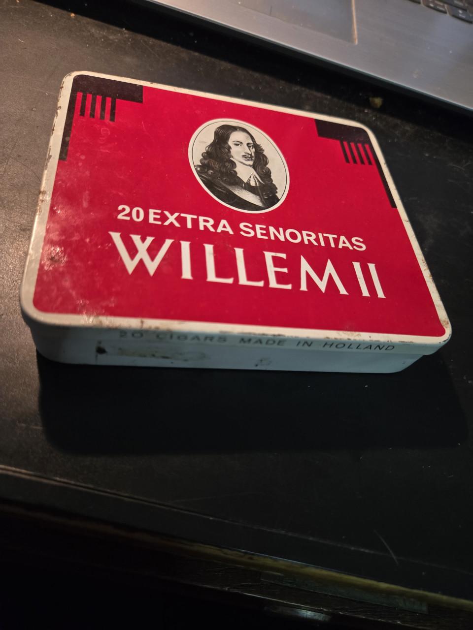 Vintage Willem II sigarenblikje voor 20 "Extra Senoritas" sigaren. Leeg