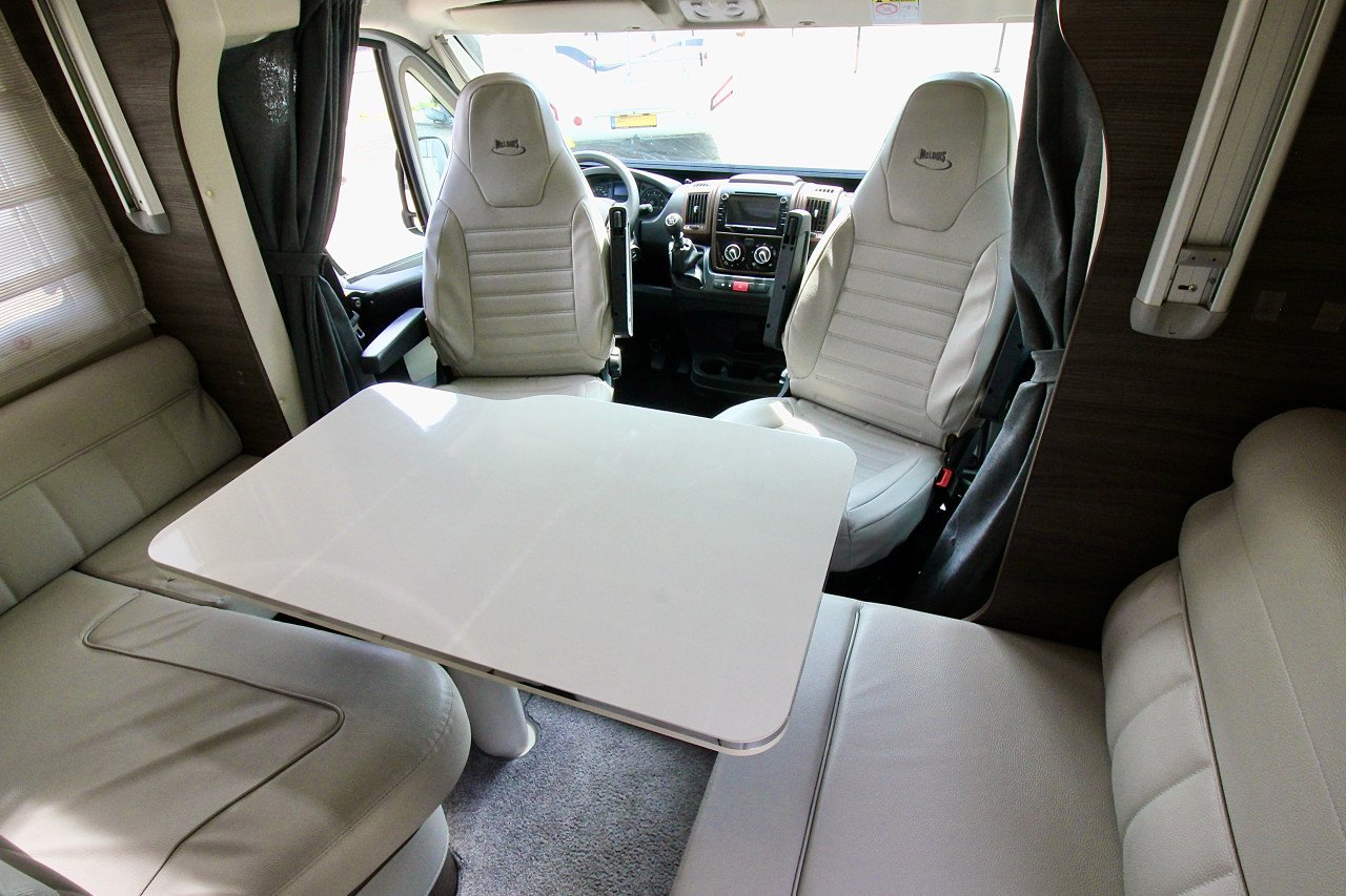 Mclouis Carat 479G (Queensbed+Hefbed, 29000KM, Nieuwstaat!!!)