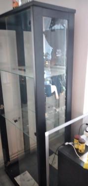 Vitrinekast zwart, spiegel achterkant