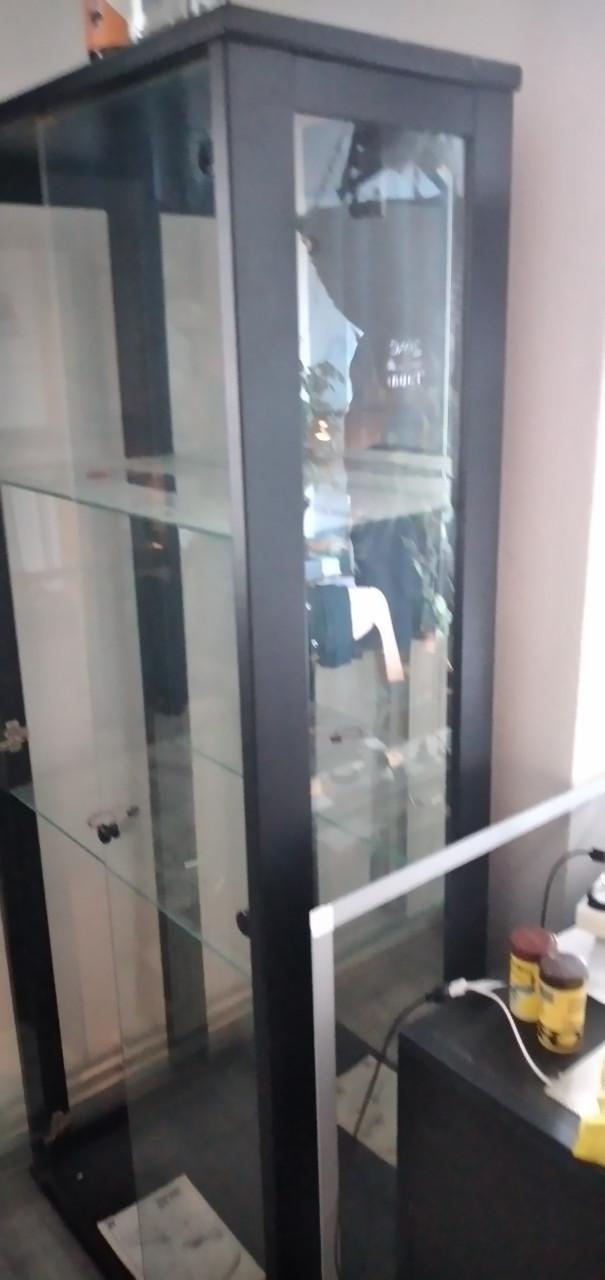 Vitrinekast zwart, spiegel achterkant