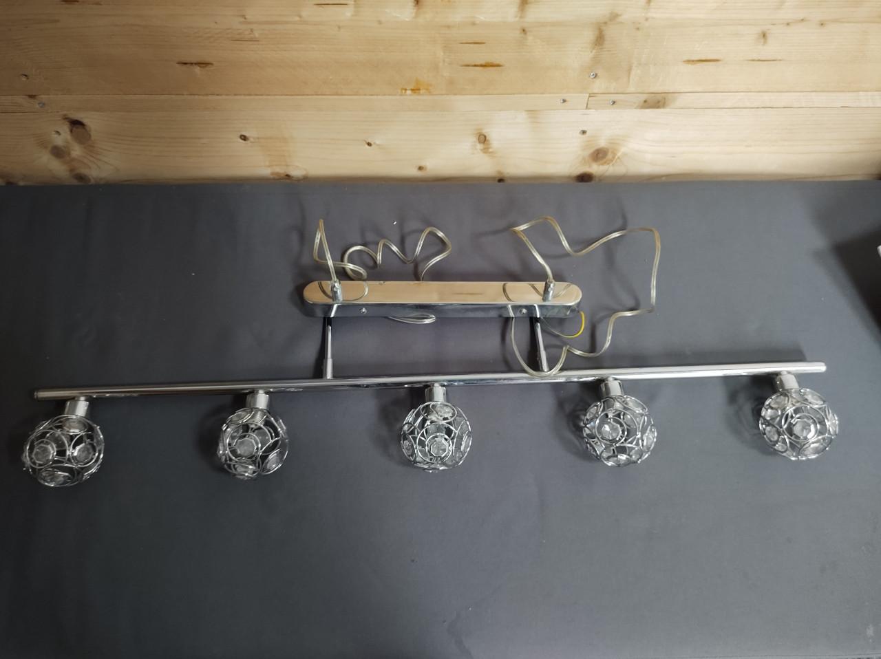 Fraaie hang en plafondlamp. Zilverkleurig met bollen van glas en metaal