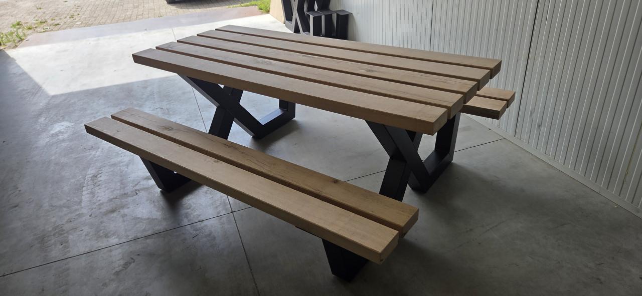 Eiken Picknicktafel met stalen x-poot