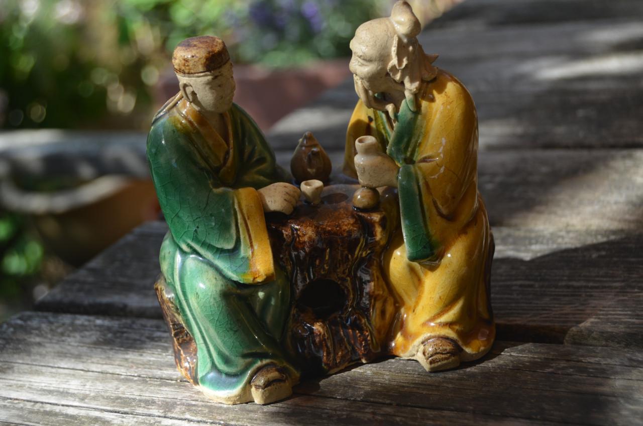 Polychroom Chinees beeldje van 2 mannen, theedrinkend?