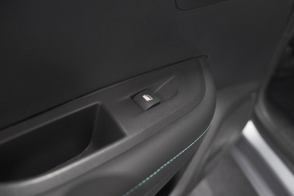 Peugeot E-2008 ev allure pack 50 kwh | 3 fase laadfunctie | camera | naviga