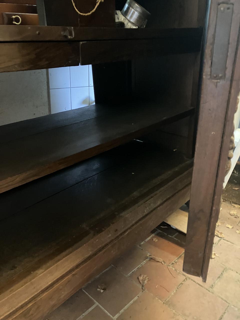 Erg mooie Drentse Eiken kast met noten/ pallisander fineer en mooi snijwerk