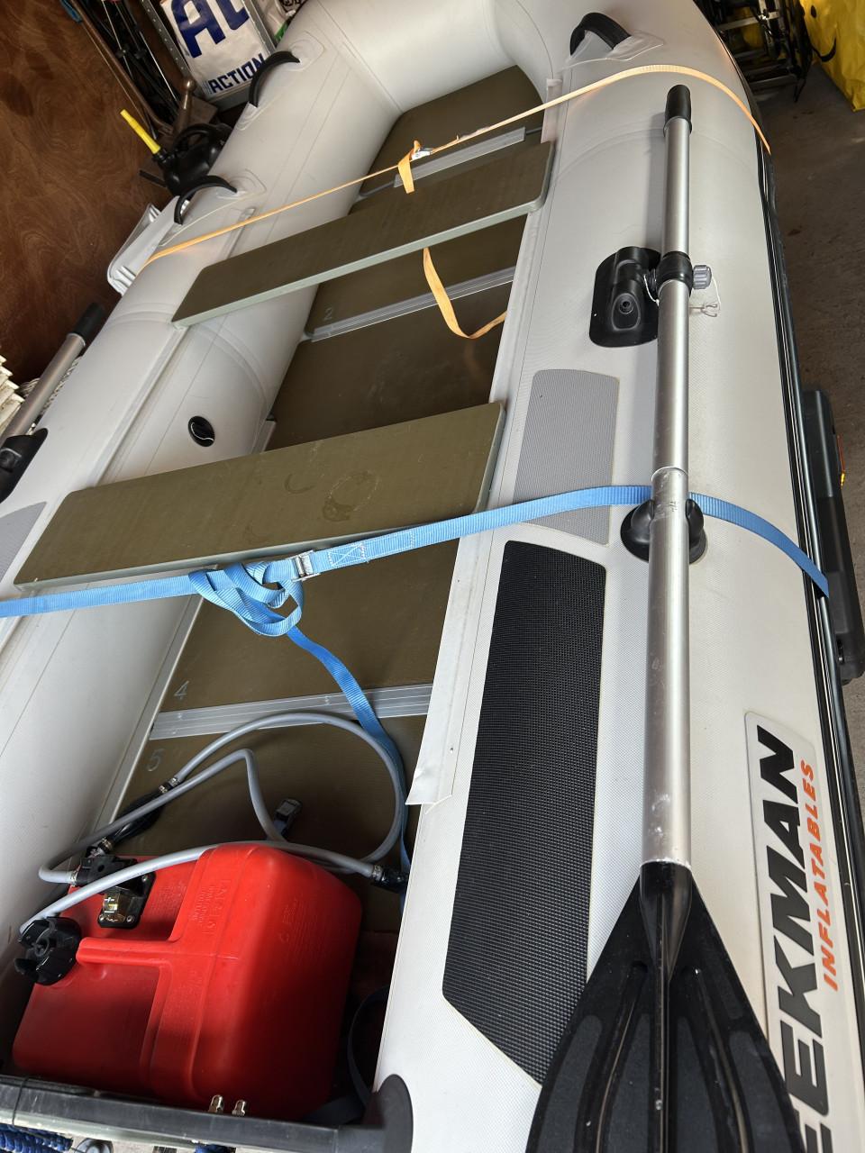 Leuke boot met motor en trailer