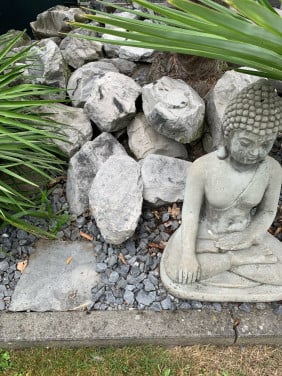 Basalt stenen 2,50 euro per stuk.