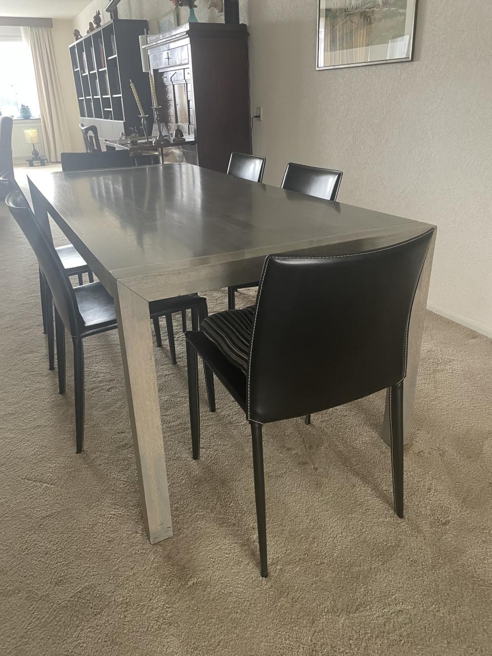 Eethoek (houten tafel 2 meter en leren stoelen)