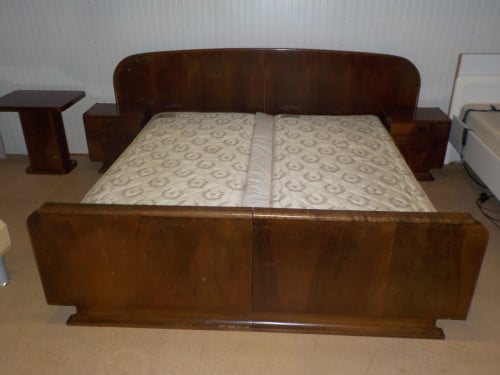 Jaren '50ledikant met 2 bodems en 2 matrassen en 2 nachtkastjes 180 x 200cm