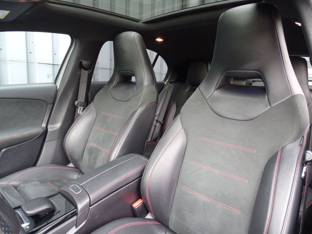 Mercedes-Benz A-Klasse 180 business solution amg | pano | led | el trekhaak