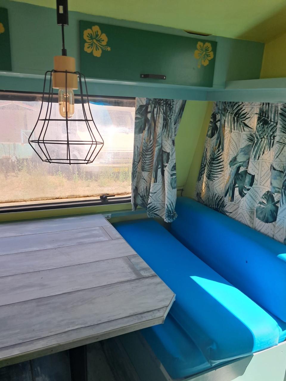 Unieke retro caravan, groen/geel, 4 slaapplaatsen.