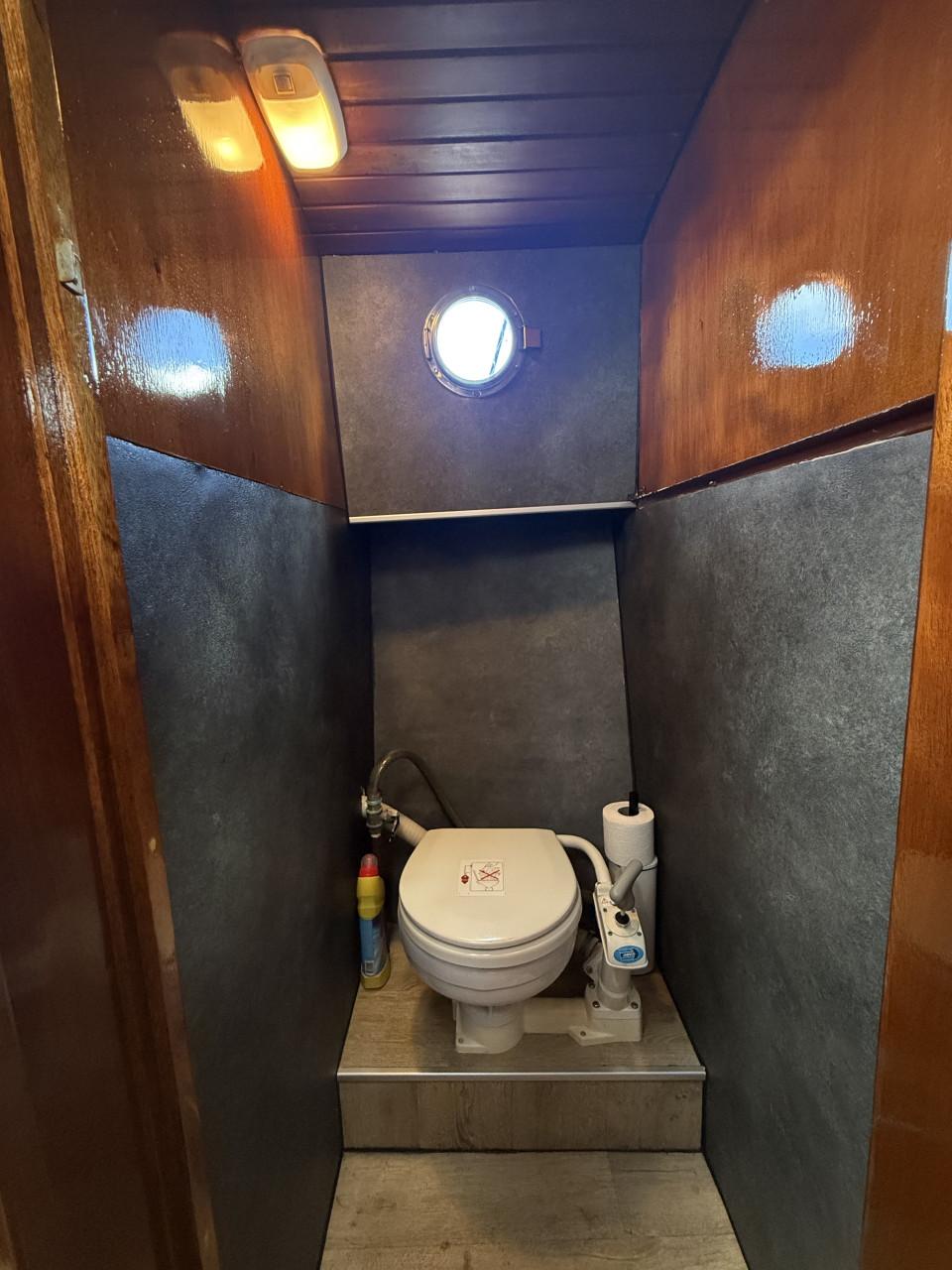 Motorboot 8 meter salonkruiser met stahoogte