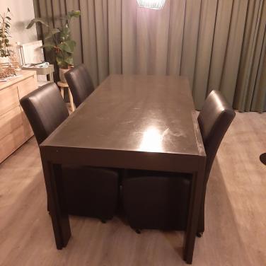 Zwarte eettafel