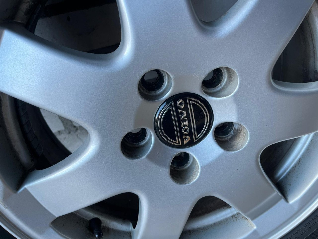 Originele Volvo lichtmetalen velgen met jonge all season Vredestein-banden