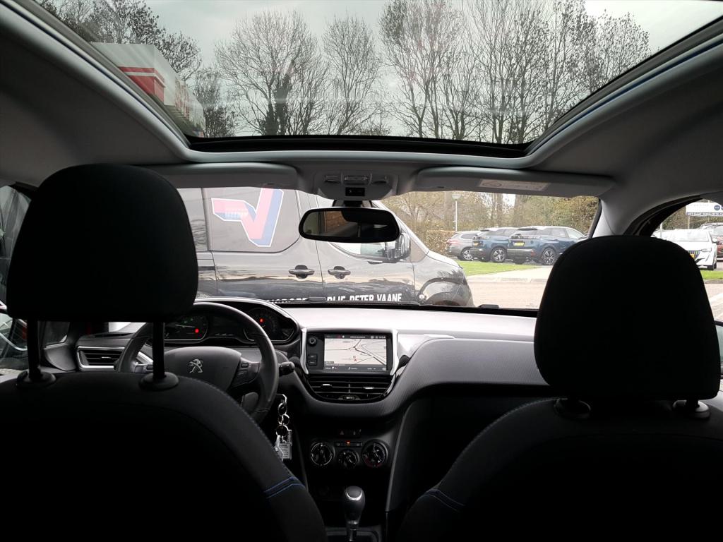 Peugeot 2008 1.2 puretech 110pk signature automaat eat6 navigatie | trekhaa