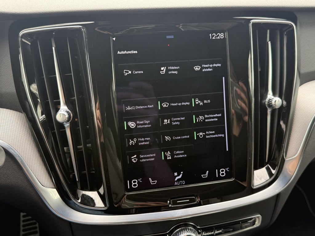 Volvo V60 t6 340pk recharge r-design| panodak| adap.cruise| 360camera| tre